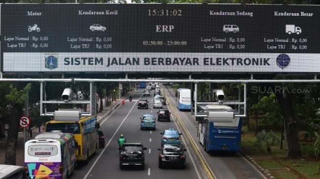 Sejumlah kendaraan melintas di bawah alat electronic road pricing (ERP) di Jalan Medan Merdeka Barat, Jakarta, Rabu (14/11). [Suara.com/Muhaimin A Untung]