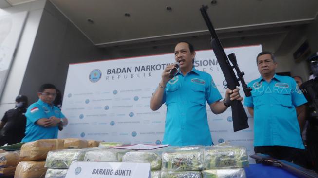 Irjen Pol Arman Depari menunjukan senjata pelaku penyelundupan narkotika saat konferensi pers di Gedung BNN Pusat, Cawang, Jakarta, Rabu (14/11). [Suara.com/Muhaimin A Untung]