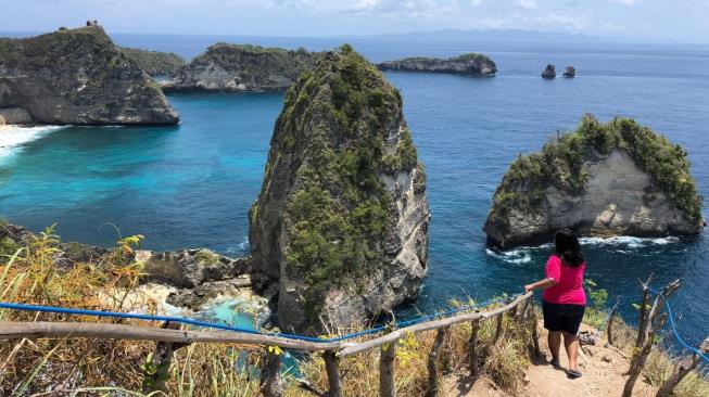 Salah satu spot yang begitu cantik dan Instagramable di Raja Lima / Seribu Pulau / Molenteng, Nusa Penida, Bali. (Ferry Noviandi/Suara.com)