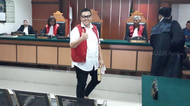 Reza Bukan saat menjalani sidang di Pengadilan Negeri Jakarta Barat, Rabu (14/11/2018). (Ismail/Suara.com)