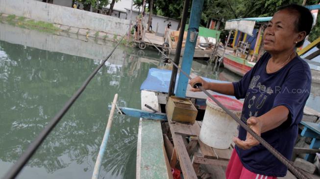 Sejumlah perahu eretan melayani warga yang ingin menyeberangi Kali Sunter di Rawa Badak, Jakarta Utara, Rabu (14/11).  (Suara.com/Fakhri Hermansyah)