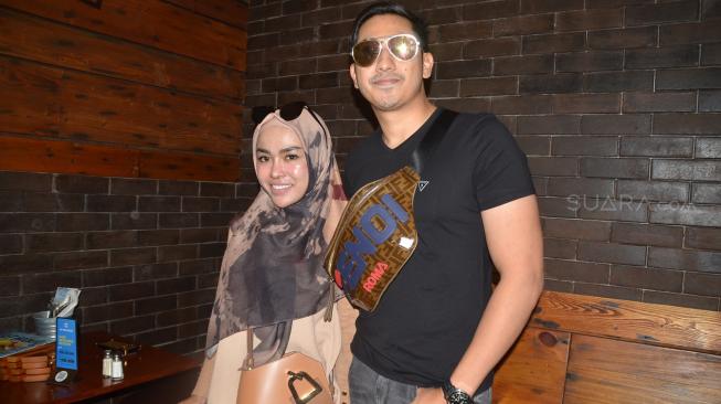 Lukman Azhari bersama istri, Medina Zein (Sumarni/Suara.com)