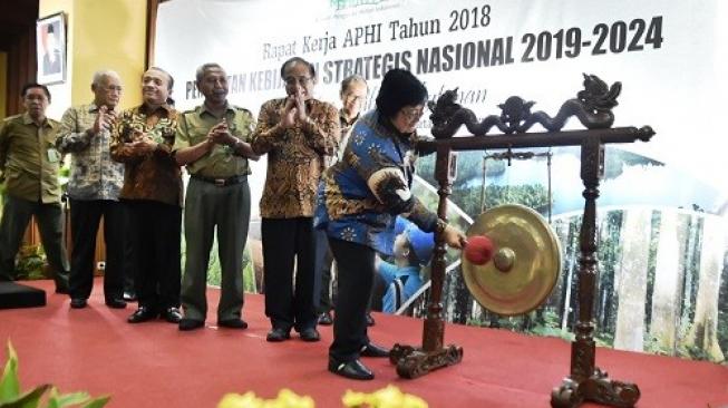 Menteri Lingkungan Hidup dan Kehutanan (LHK), Siti Nurbaya, saat membuka Rapat Kerja Nasional Asosiasi Pengusaha Hutan Indonesia (Rakornas APHI), di Jakarta, Selasa (13/11/2018). (Dok: KLHK)