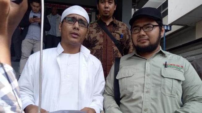 Permadi Arya atau yang akrab disapa Abu Janda dilaporkan oleh Alwi Muhammad Alatas ke Polda Metro Jaya, Rabu (14/11/2018). [Suara.com/Yosea Arga Pramudita]