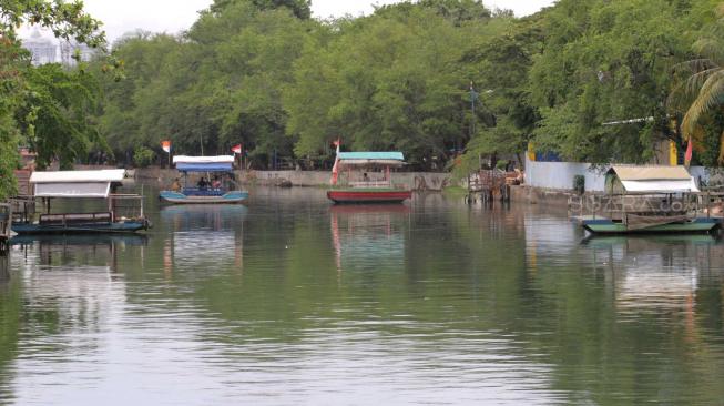 Sejumlah perahu eretan melayani warga yang ingin menyeberangi Kali Sunter di Rawa Badak, Jakarta Utara, Rabu (14/11).  (Suara.com/Fakhri Hermansyah)