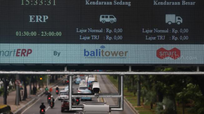 Sejumlah kendaraan melintas di bawah alat electronic road pricing (ERP) di Jalan Medan Merdeka Barat, Jakarta, Rabu (14/11). [Suara.com/Muhaimin A Untung]