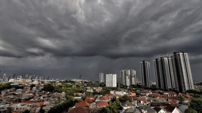 Langit mendung menyelimuti kota Jakarta Selatan, Kamis (15/11). [Suara.com/Muhaimin A Untung] 