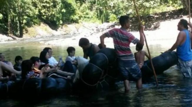 Menyusuri sungai di Bukit Lawang. (Suara.com/Silfa Humairah)