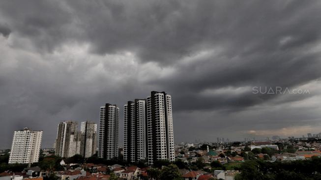 Langit mendung menyelimuti kota Jakarta Selatan, Kamis (15/11). [Suara.com/Muhaimin A Untung] 