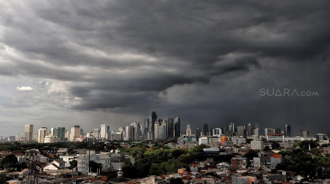 Langit mendung menyelimuti kota Jakarta Selatan, Kamis (15/11). [Suara.com/Muhaimin A Untung] 