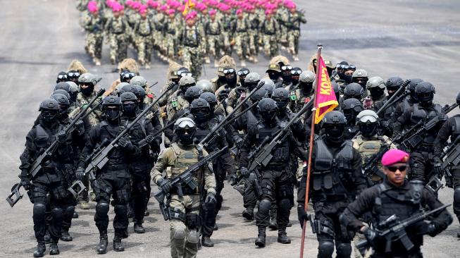 Prajurit Korps Marinir melakukan defile pada upacara HUT ke-73 Korps Marinir di Bumi Marinir Karangpilang, Surabaya, Jawa Timur, Kamis (15/11). [ANTARA FOTO/Zabur Karuru]