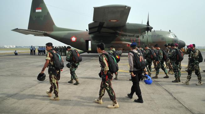 Sejumlah prajurit TNI dan Polri bersiap memasuki pesawat Hercules C-130 (A-1316) Skuadron 32 Lanud Abdul Rahman Saleh Malang ketika mengikuti terjun bebas (free fall) di Base Ops Lanudal Juanda Surabaya di Sidoarjo, Jawa Timur, Kamis (15/11). [ANTARA FOTO/M Risyal Hidayat]