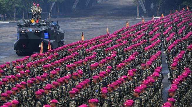 KSAL Laksamana TNI Siwi Sukma Adji (kedua kiri) meninjau pasukan saat upacara HUT ke-73 Korps Marinir di Bumi Marinir Karangpilang, Surabaya, Jawa Timur, Kamis (15/11).[ANTARA FOTO/Zabur Karuru]