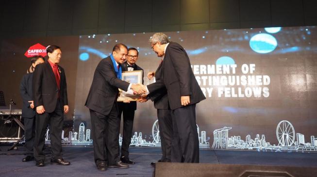 Menteri Pariwisata, Arief Yahya meraih penghargaan "AFEO Distinguished Honorary Felow", di Resort Word Convention Center, Singapura, 14 November 2018. (Dok: Kemenpar)