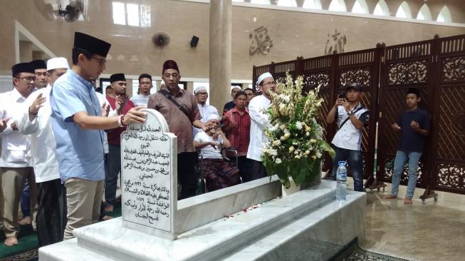 Mpok Nur Ingatkan Sandiaga Ziarah ke Makam Habib Cikini