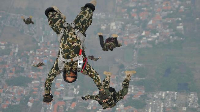 Sejumlah prajurit Korps Marinir TNI AL melompat mengikuti terjun bebas (free fall) dari pesawat udara Cassa U-6212 Skuadron Udara 600 Wing Udara-1 Puspenerbal diatas Bhumi Marinir Karangpilang Surabaya, Jawa Timur, Kamis (15/11). [ANTARA FOTO/M Risyal Hidayat]