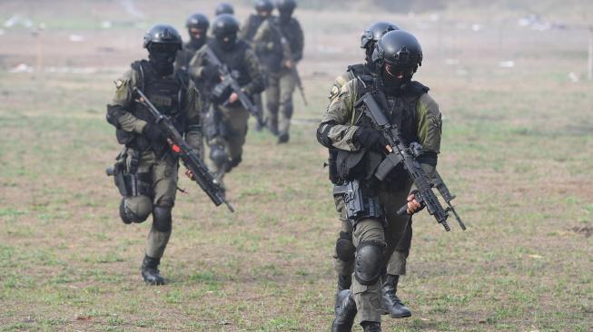 Sejumlah prajurit Korps Marinir melakukan serangan saat demo serangan kilat pada upacara HUT ke-73 Korps Marinir di Bumi Marinir Karangpilang, Surabaya, Jawa Timur, Kamis (15/11). [ANTARA FOTO/Zabur Karuru]