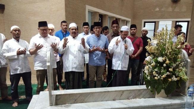 Balik ke Jakarta, Sandiaga Berziarah ke Makam Habib Cikini