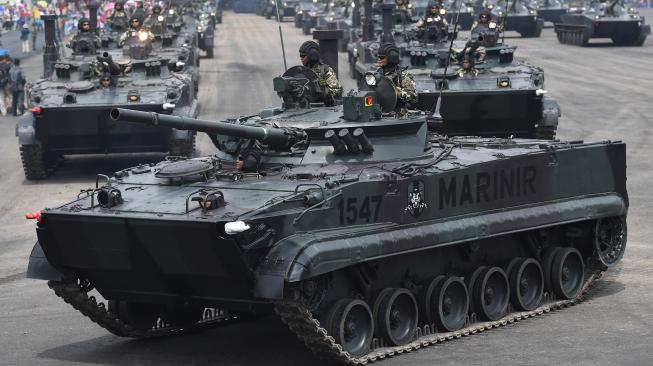 Sejumlah kendaraan tempur Korps Marinir melakukan defile pada upacara HUT ke-73 Korps Marinir di Bumi Marinir Karangpilang, Surabaya, Jawa Timur, Kamis (15/11). [ANTARA FOTO/Zabur Karuru]