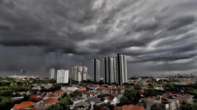 Langit mendung menyelimuti kota Jakarta Selatan, Kamis (15/11). [Suara.com/Muhaimin A Untung] 