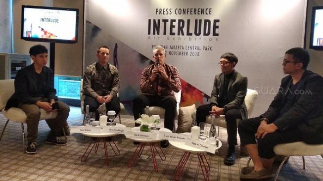 Konferensi pers Pameran Seni ke-6 Interlude di Pullman Jakarta Central Park yang dihadiri oleh Kurator pameran, Axel Ridzky, Rhys Challenger, General Manager Pullman Jakarta Central Park, Garth Simmons, Chief Operating Officer AccorHotels Indonesia,Malaysia dan Singapura, bersama kedua seniman Erwin Windu Pranata dan  Yogie A Ginanjar, pada Senin (12 November 2018). (Suara.com/Ririn Indriani)