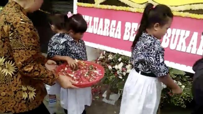 Tabur Bunga  Siswa SD YPK di Rumah Arya dan Sarah