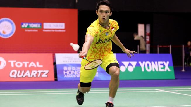 Pebulutangkis tunggal putra Indonesia, Jonatan Christie, dihentikan juara dunia 2018, Kento Momota, di perempat final Hong Kong Open 2018, Jumat (16/11/2018). [Humas PBSI]