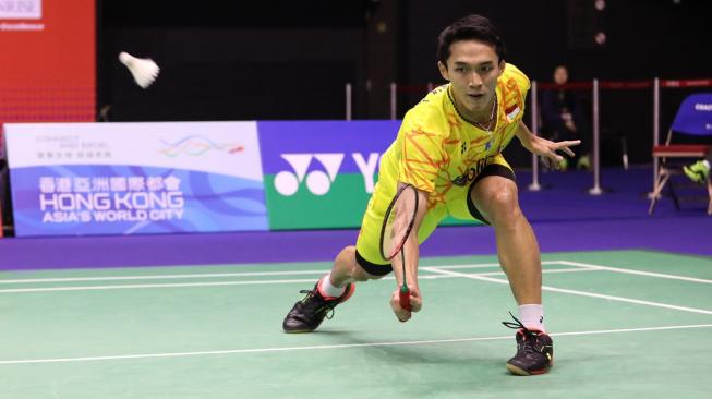 Pebulutangkis tunggal putra Indonesia, Jonatan Christie, dihentikan juara dunia 2018, Kento Momota, di perempat final Hong Kong Open 2018, Jumat (16/11/2018). [Humas PBSI]