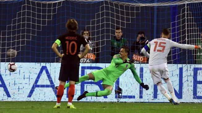 Kapten timnas Spanyol Sergio Ramos menjebol gawang Kroasia lewat titik penalti dalam laga UEFA Nations League yang berlangsung di Stadion Maksimir, Jum'at (16/11/2018) [AFP]