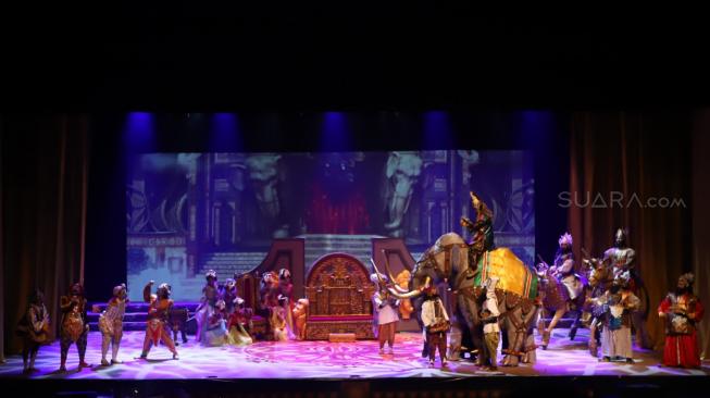 Aktor memainkan salah satu adegan pementasan Mahabharata : Asmara Raja Dewa Sutradara N.Riantiarno, garapan Teater Koma di Graha Bakti Budaya, TIM, Jakarta, Kamis (15/11). [Suara.com/Muhaimin A Untung]