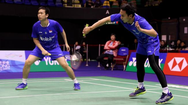 Pasangan ganda putra Indonesia, Hendra Setiawan/Mohammad Ahsan, melaju ke semifinal Hong Kong Open 2018 usai menundukkan Kim Astrup/Anders Skaarup Rasmussen (Denmark), Jumat (16/11/2018). [Humas PBSI]