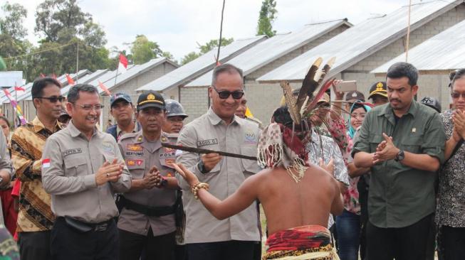 Mensos Resmikan Sarana bagi Komunitas Terpencil di Kalbar