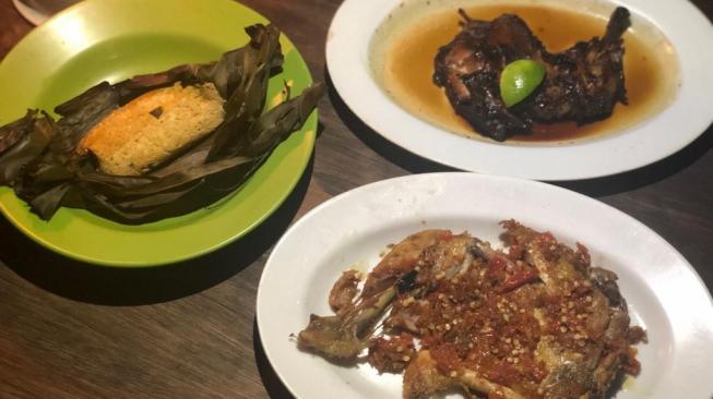 Sajian di rumah makan Ayam Bakar Christina. (Suara.com/Risna Halidi)