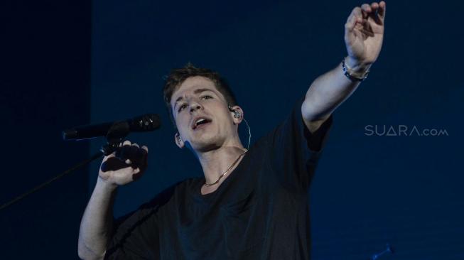 Charlie Puth sukses menggelar konser pedana di Indonesia, Jumat (16/11/2018). (Fakhri Hermansyah/Suara.com)