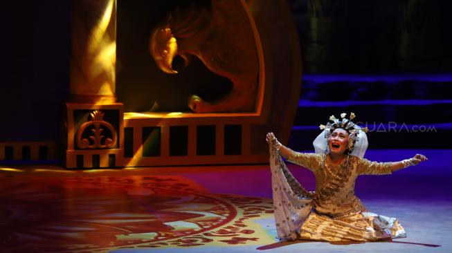 Aktor memainkan salah satu adegan pementasan Mahabharata : Asmara Raja Dewa Sutradara N.Riantiarno, garapan Teater Koma di Graha Bakti Budaya, TIM, Jakarta, Kamis (15/11). [Suara.com/Muhaimin A Untung]