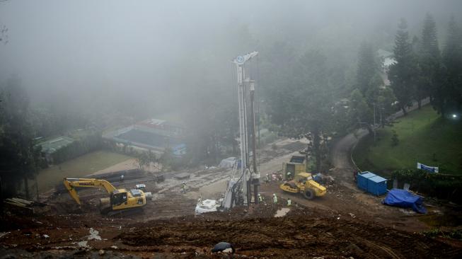 Alat berat beroperasi pada Proyek penanganan longsor di Ciloto, Puncak, Kabupaten Cianjur, Jawa Barat, Jumat (16/11). [ANTARA FOTO/Raisan Al Farisi]