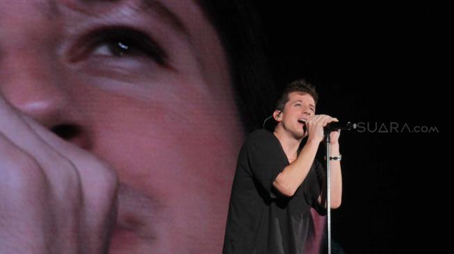 Charlie Puth sukses menggelar konser pedana di Indonesia, Jumat (16/11/2018). (Fakhri Hermansyah/Suara.com)