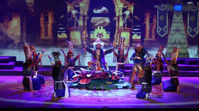 Aktor memainkan salah satu adegan pementasan Mahabharata : Asmara Raja Dewa Sutradara N.Riantiarno, garapan Teater Koma di Graha Bakti Budaya, TIM, Jakarta, Kamis (15/11). [Suara.com/Muhaimin A Untung]