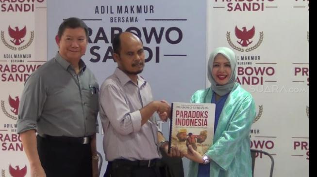 Prabowo Luncurkan Buku Paradoks Indonesia Khusus untuk Tunanetra