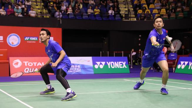 Pasangan ganda putra Indonesia, Hendra Setiawan/Mohammad Ahsan, melaju ke semifinal Hong Kong Open 2018 usai menundukkan Kim Astrup/Anders Skaarup Rasmussen (Denmark), Jumat (16/11/2018). [Humas PBSI]