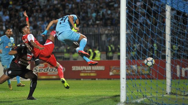 Persela Bantai Arema di Surajaya