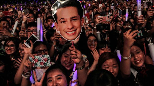 Ribuan penonton padati konser Charlie Puth di ICE BSD, Tangerang Selatan, Juamt (16/11/2018) malam. (Fakhri Hermansyah/Suara.com)