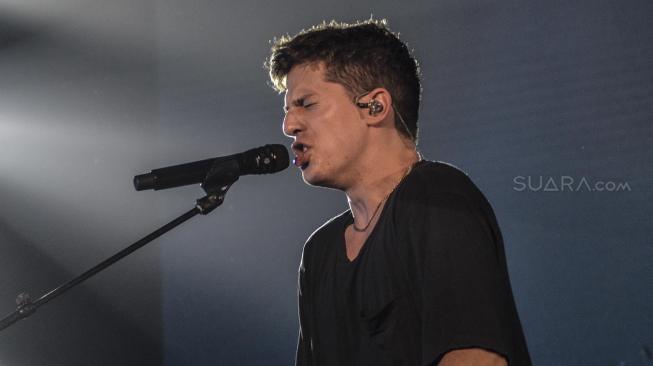 Penyanyi  Charlie Puth  saat tampil di ICE BSD, Tangerang, Banten, Jumat (16/11). (Suara.com/Fakhri Hermansyah)