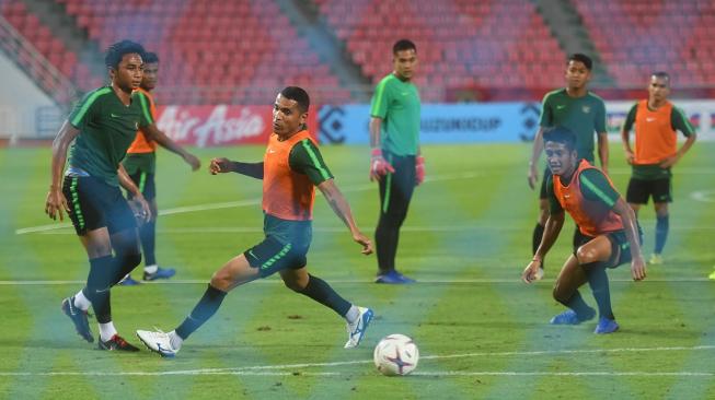 Sejumlah pesepak bola Timnas Indonesia berlatih menjelang laga lanjutan Piala AFF 2018 di Stadion Nasional Rajamangla, Thailand, Jumat (16/11).[ANTARA FOTO/Akbar Nugroho Gumay]