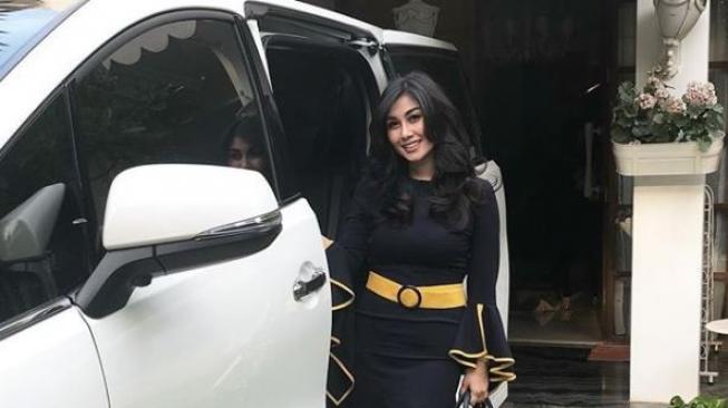 Pose di Mobil  Alphard  Adik Raffi Ahmad Malah Dinyiyiri 