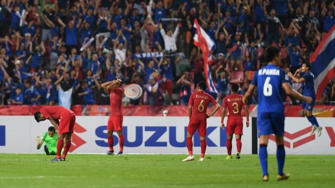 Sejumlah pesepak bola Indonesia meluapkan kekecewaan setelah gawang Indonesia dibobol Thailand dalam laga lanjutan Piala AFF 2018 di Stadion Nasional Rajamangala, Bangkok, Thailand, Sabtu (17/11) . ANTARA FOTO/Akbar Nugroho Gumay