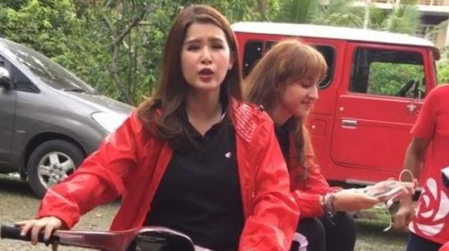 Grace Natalie dan vespa bersejarah