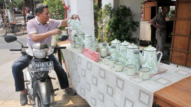 Suasana Cafe Pantjoran Tea House yang memberikan teh gratis di daerah Taman Sari, Jakarta Barat, Sabtu (17/11).  (Suara.com/Fakhri Hermansyah)