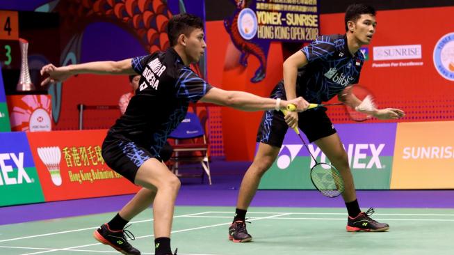 Pasangan ganda putra Indonesia, Fajar Alfian/Muhammad Rian Ardianto, terhenti di babak semifinal Hong Kong Open 2018. Mereka takluk dari pasangan Jepang, Takeshi Kamura/Keigo Sonoda, Sabtu (17/11/2018). [Humas PBSI]