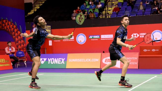 Pasangan ganda putra Indonesia, Fajar Alfian/Muhammad Rian Ardianto, terhenti di babak semifinal Hong Kong Open 2018. Mereka takluk dari pasangan Jepang, Takeshi Kamura/Keigo Sonoda, Sabtu (17/11/2018). [Humas PBSI]